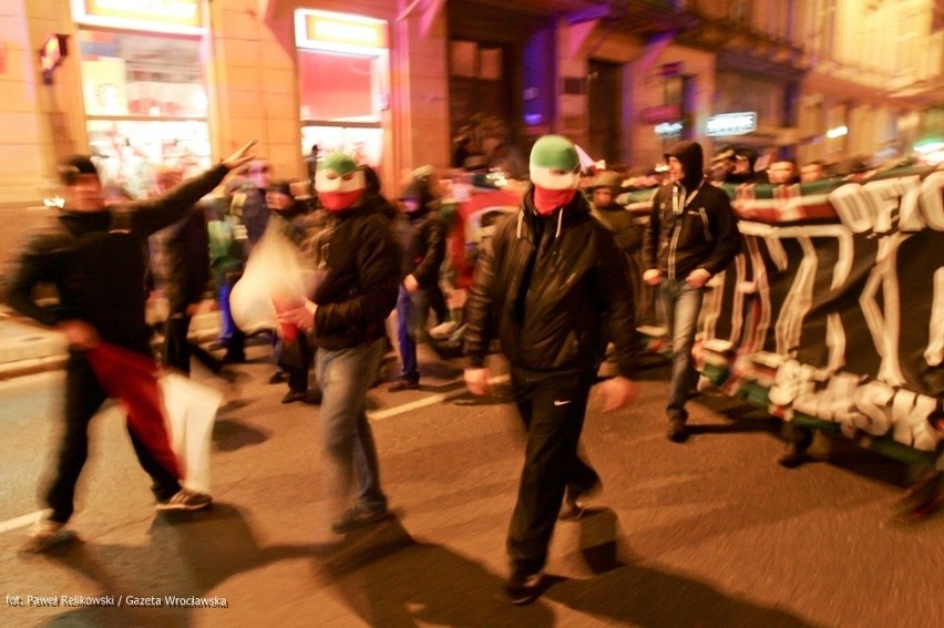 Marsz Patriotów przeszedł przez Wrocław. Petardy i antykomunistyczne hasła (ZDJĘCIA)