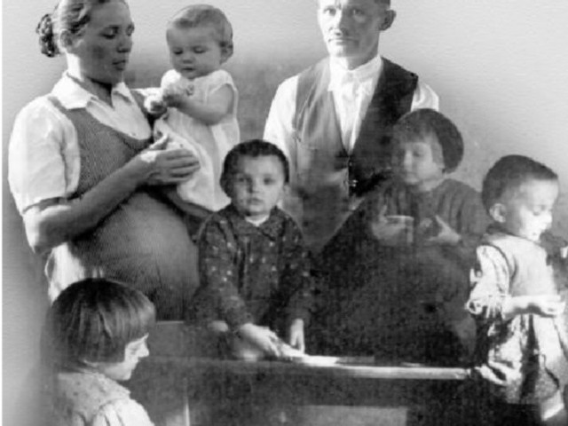 Zdjęcie rodziny Ulmów wykonane zapewnie niedługo przed śmiercią. Józef i Wiktoria mieli sześcioro dzieci (najstarsze miało 8 lat), spodziewali się siódmego.