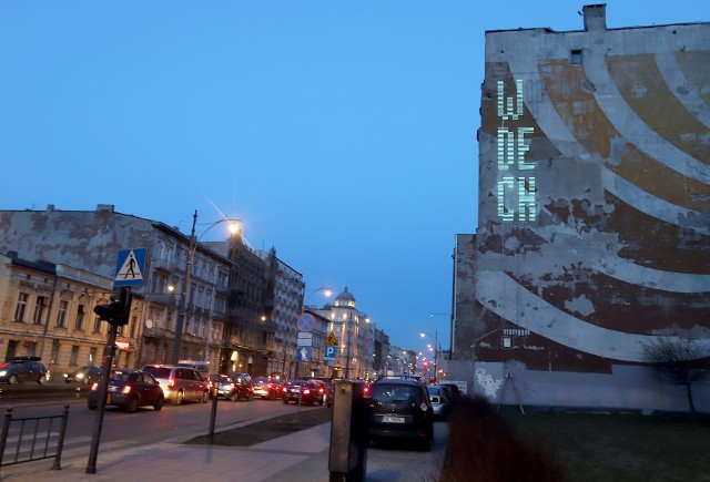 Nowy neon w Łodzi przy ulicy Narutowicza.
