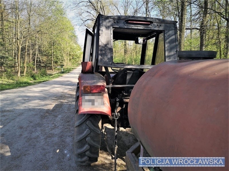 Traktorzysta na haju. Wpadł, bo jechał całą szerokością drogi