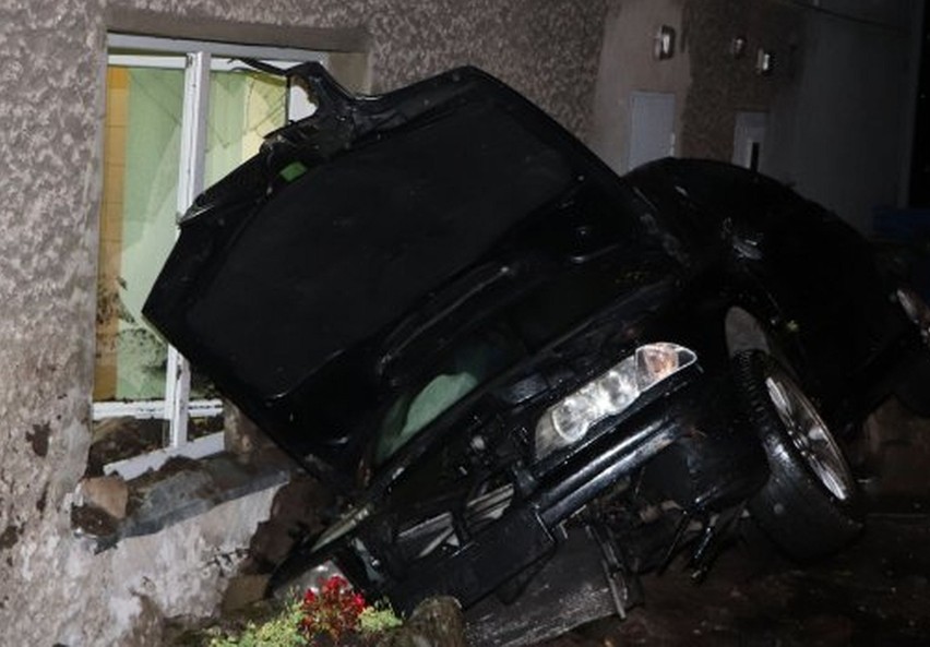Wypadek pijanego "kierowcy" bez prawa jazdy. Uderzył w klomby kwiatowe i murek, skończył na ścianie budynku (ZDJĘCIA)