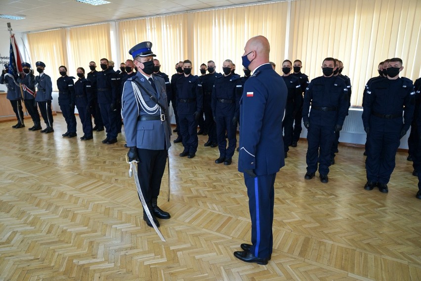 Awanse i ślubowanie młodych policjantów w KWP w Bydgoszczy