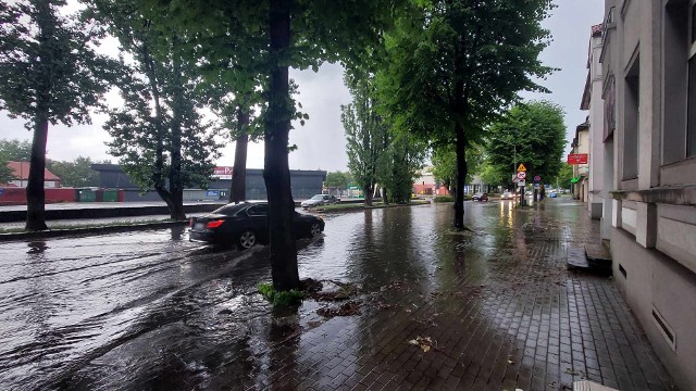 Burza w Koszalinie. Intensywny deszcz sprawił, że na ul. Drzymały zrobiła się ogromna kałuża. Woda nie nadąża spływać kratkami kanalizacyjnymi