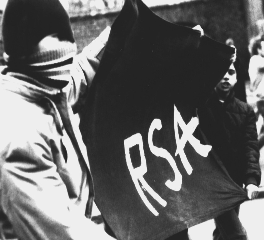 Anarchiści wywijają czarnymi sztandarami. 1985 rok