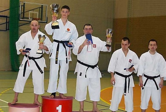 Najlepsi karatecy brodnickich zawodów o puchar Nihon Karate-do Shotokan Poland. Na najwyższym stopniu podium brodniczanin Karol Wiśniewski. 