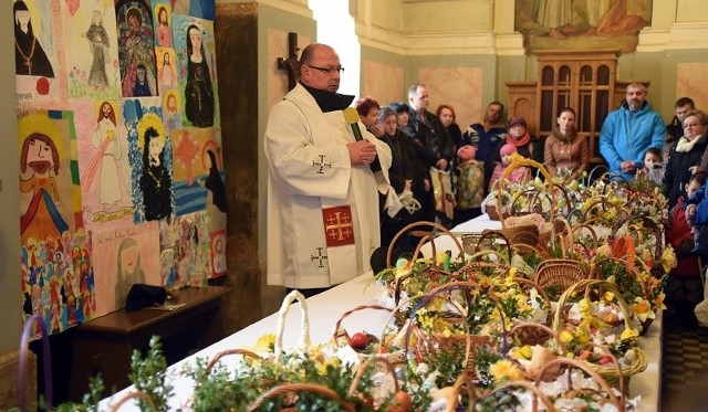 Wielka Sobota to dzień największej żałoby w kościele. Tego dnia odbywa się także tzw. święcenie pokarmów, czyli „święconki”.