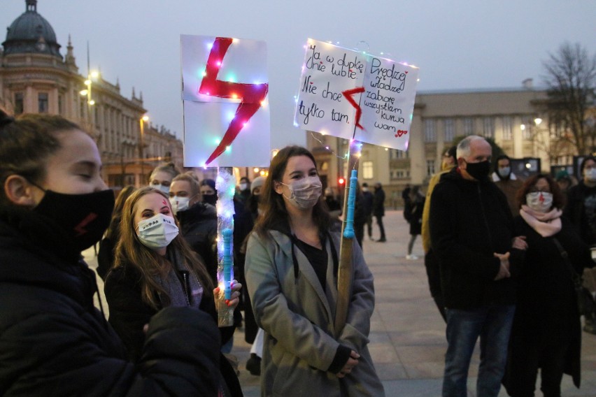 Strajk Kobiet i kordon policji w Lublinie. Organizatorzy wezwali uczestników, by się rozeszli. Zobacz zdjęcia