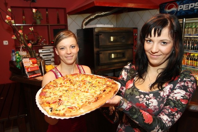 Martyna i Paulina Kraińska prezentują smaczną pizzerię Fantazję w Daleszycach.
