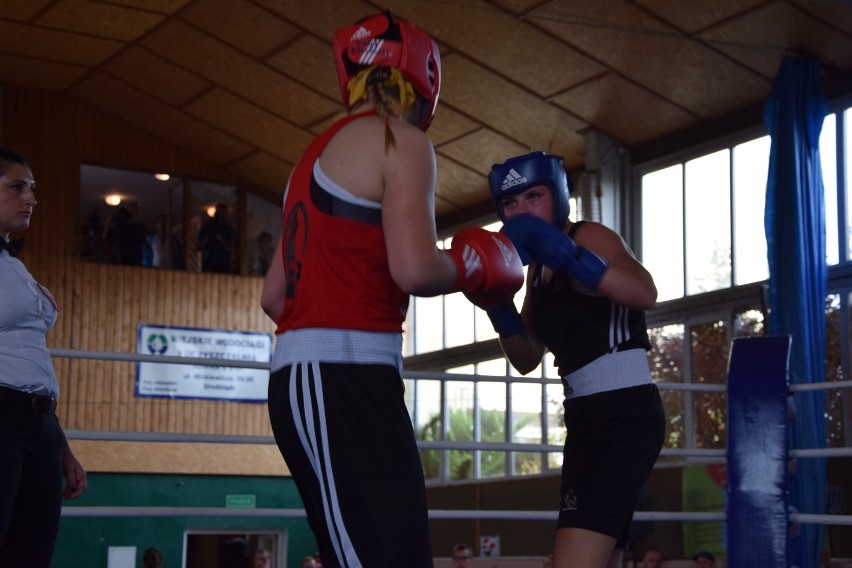 Larysa Sabiniarz (Boxing Team Chojnice, z prawej) w walce...