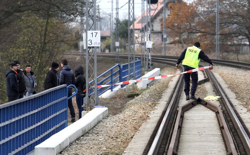 Wypadek na torach. Matka z maleńkim dzieckiem wpadła pod pociąg [ZDJĘCIA]