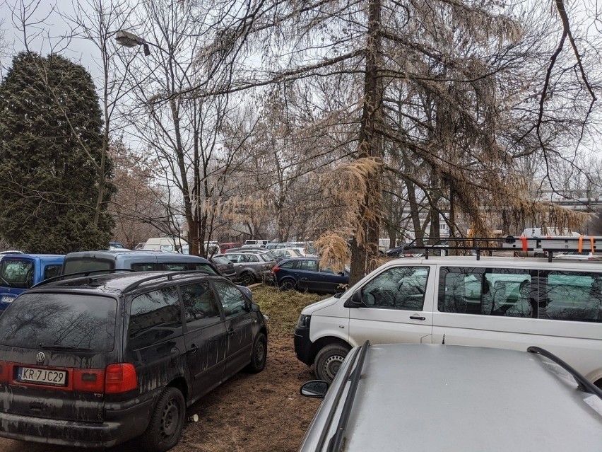 Kraków. Przy ulicy Fabrycznej zrywają beton, by mógł powstać park wśród biurowców