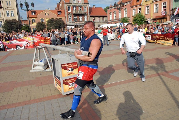 300-kilogramowy zegar chodził siłą mięśni atletów