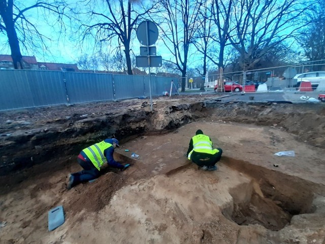 Wykopaliskowe prace archeologiczne trwają na wysokości wejścia do restauracji u zbiegu ulic: Jagiellończyka i Mieszka I.