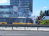 Pożar autobusu przy Dworcu Zachodnim w Warszawie. Widoczne były chmury dymu [WIDEO]