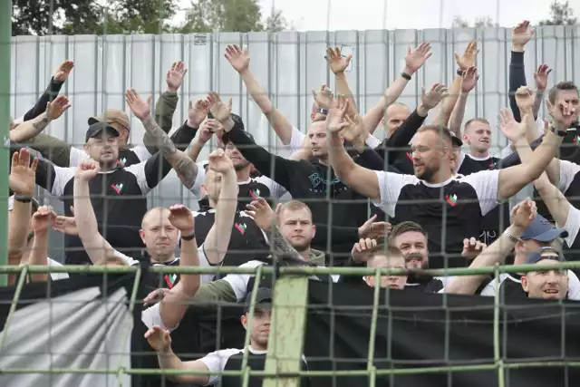 6.08.2022 r. Kibice Zagłębia Sosnowiec na meczu z GKS-em w Katowicach.Zobacz kolejne zdjęcia. Przesuwaj zdjęcia w prawo - naciśnij strzałkę lub przycisk NASTĘPNE