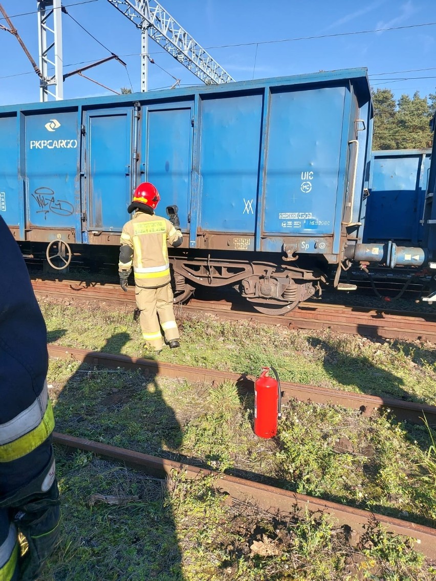 Pożar węgla w wagonach kolejowych w Suminie. Zobacz kolejne...