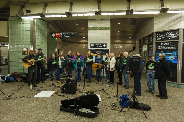 Występy muzyków w nowojorskim metrze są bardzo popularne