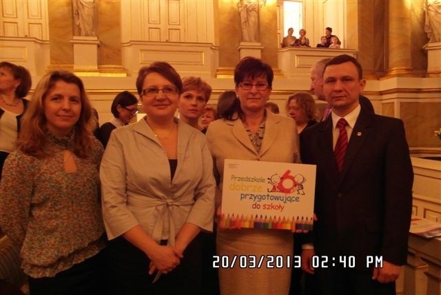 nagrodę odebrali dyrektor Ewa Karpińska, burmistrza Adam Warpas i rodzice przedszkolaków z "Bajki"