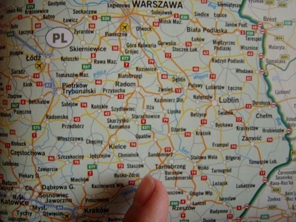- Na tej mapie kraju są wszystkie niewielkie miasta regionu, nie ma natomiast Ostrowca Świętokrzyskiego - pokazuje ze zdziwieniem Paweł Jarus.