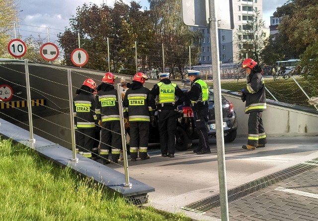 Do niecodziennej kolizji doszło przy wjeździe na podziemny parking Galerii Jurowieckiej w Białymstoku. Kierująca toyotą wjechała w ogrodzenie znajdujące przy tunelu.