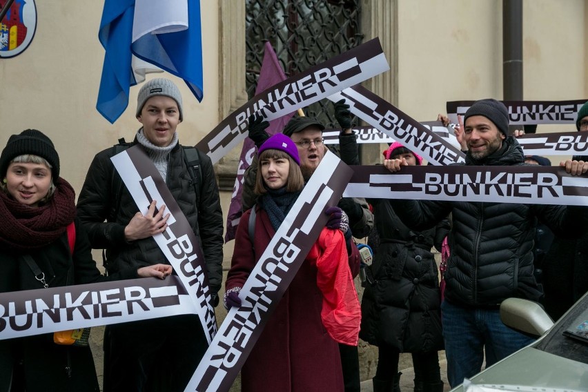 Protest artystów i aktywistów przeciwko łączeniu galerii Bunkier Sztuki i MOCAK-u [ZDJĘCIA]