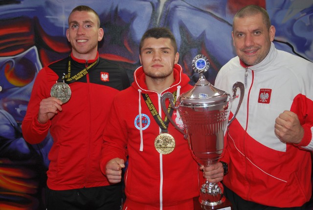 Kacper Frątczak zdobył złoty, a Rafał Gąszczak srebrny medal mistrzostw świata w kick boxingu. Trener obu zawodników jest Tomasz Pasek.