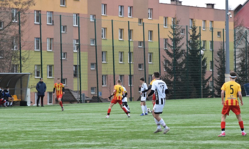 Kulisy meczu piłkarzy KKP Korona z Sandecją Nowy Sącz w obiektywie. W spotkaniu Centralnej Ligi Juniorów do 15 lat było 3:3