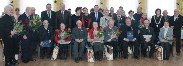 Wspólne zdjęcie jubilatów wraz z rodzinami oraz przedstawicielami samorządu województwa, powiatu kieleckiego i gminy Łagów.