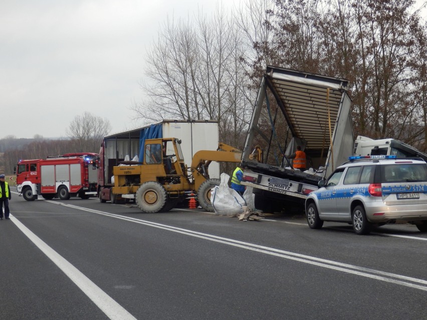 Utrudnienia na krajowej trasie numer 73 w Młynach. Ciężarówka wypadła tu z drogi [ZDJĘCIA]