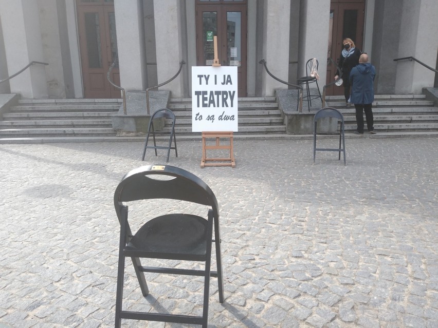 Happening przed Teatrem im. A. Mickiewicza w Częstochowie,...