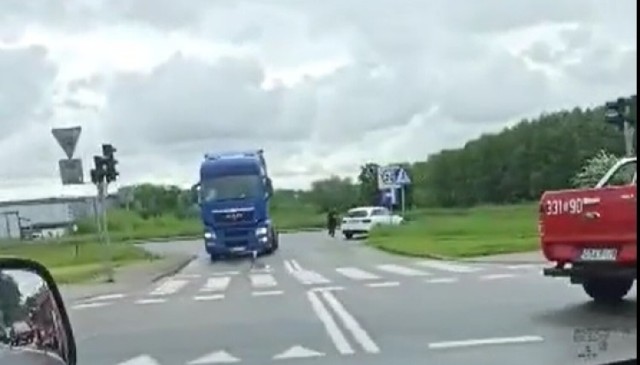 Wypadek w Pruszczu Gdańskim. Zderzenie cieżarówki z osobówką. Jedna osoba ranna. Utrudnienia na drodze