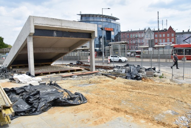 Nieznana jest jeszcze data planowanego zakończenia prac przed dworcem PKP. Remont Placu Stulecia planowany jest na koniec maja.Zobacz kolejne zdjęcia. Przesuwaj zdjęcia w prawo - naciśnij strzałkę lub przycisk NASTĘPNE