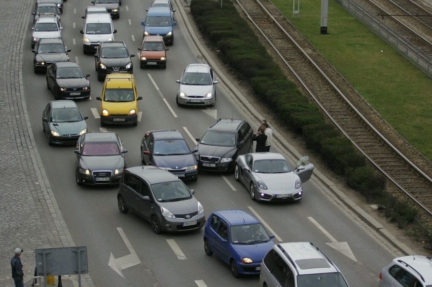 Wypadek na ulicy Kazimierza Wielkiego. Zderzyły się trzy samochody osobowe [FOTO]