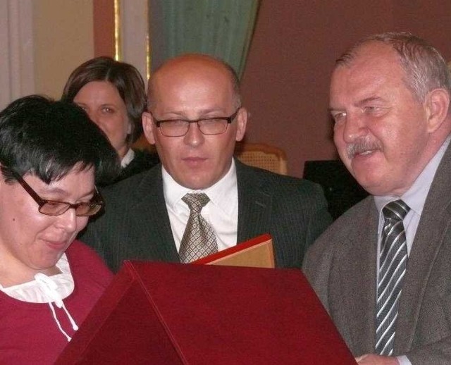 Urszula Powęska odbiera nagrodę z rąk  zastępcy prezesa PFRON Jacka Brzezińskiego.