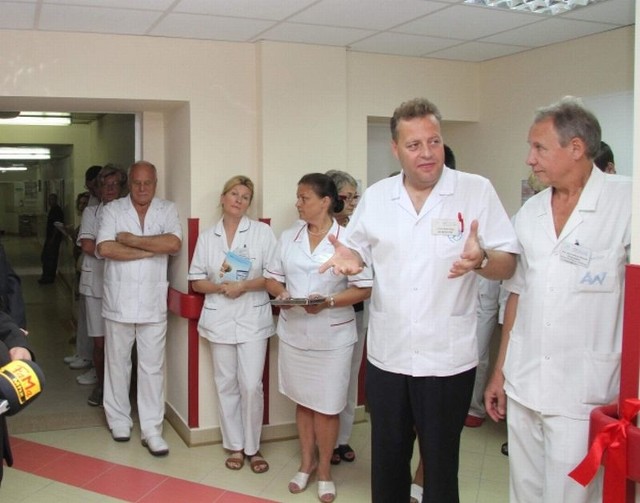 Rafał Szpak, dyrektor szpitala przy ul. Prostej z dumą opowiadał o skończonym remoncie oddziału położniczego.