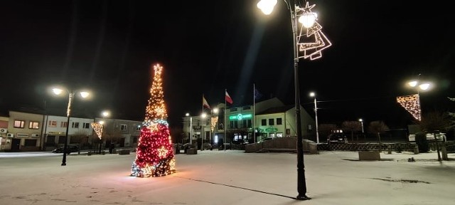 Nasze miasta już świątecznie się prezentują. Na rynku w Wodzisławiu stoi duża, kolorowa choinka pełna światełek. Wokół zostały przystrojone krzewy, a świąteczne iluminacje znalazły się także na latarniach. W wielu miejscach w mieście widać świąteczny klimat. Zobaczcie jak na święta prezentuje się Wodzisław >>>>