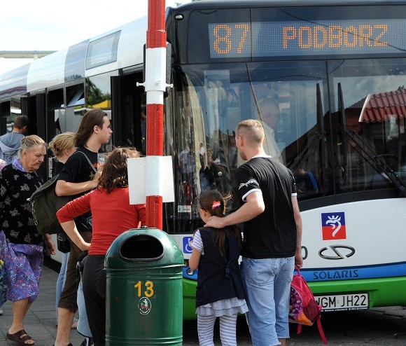 Aby nie pomylić trasy na Warszewo, warto przyjrzeć się rozkładowi jazdy i tablicy na przodzie autobusu. Wskazuje kierunek: Warszewo lub Podbórz.