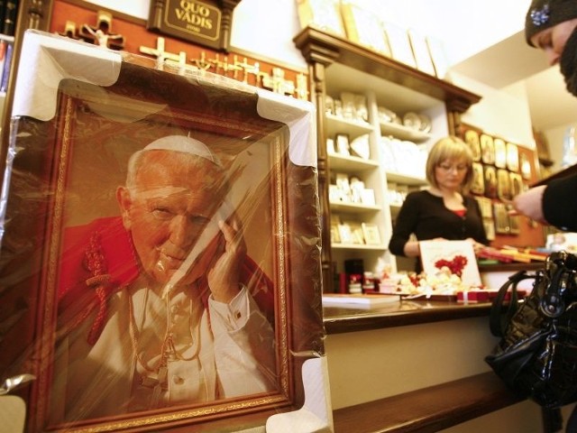 Na kilka miesięcy przed beatyfikacją, obrazy oraz inne przedmioty z wizerunkiem Jana Pawła II świetnie sprzedają się nie tylko w Internecie, ale i w sklepach z dewocjonaliami.