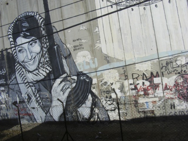 Palestynka na murze granicznym - symbol marzeń o wolności mieszkańców Autonomii?