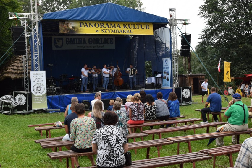 Szymbark. XV Panorama Kultur. W skansenie głośno gra muzyka, jest mnóstwo ludzi, są stoiska z rękodziełem, gospodynie częstują pysznościami