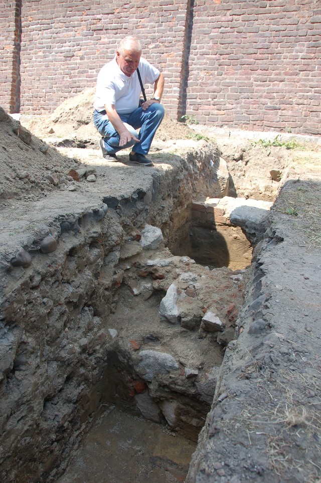 Eligiusz Dworaczyński: - Szukaliśmy wejścia do tunelu, który prowadził do bastei, nie spodziewaliśmy się znaleźć ruin kościoła
