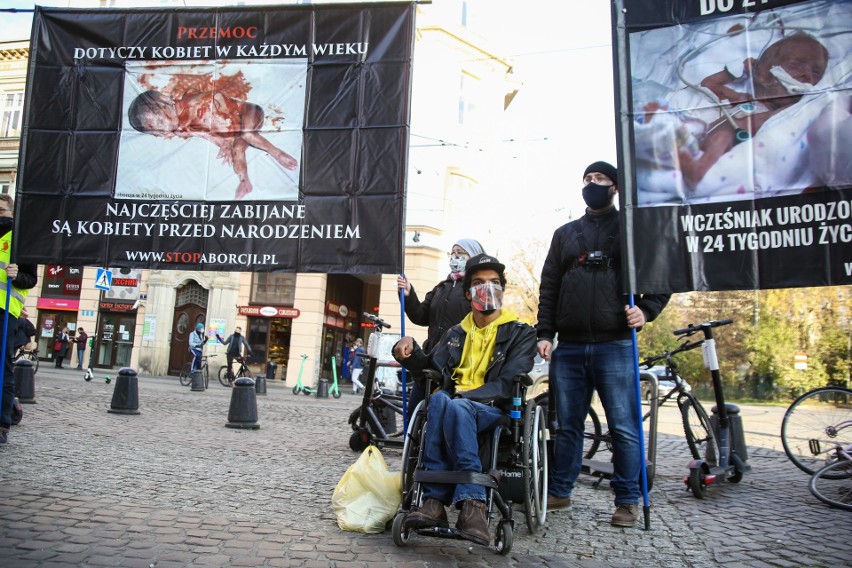 Pikieta przed teatrem Bagatela