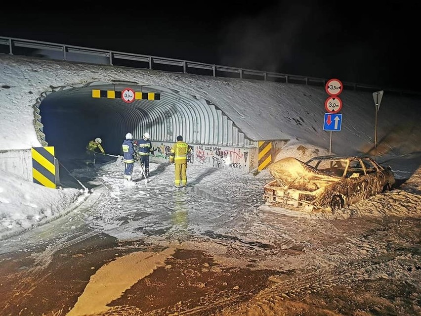 Pożar samochodu w Grębowie. Auto spłonęło doszczętnie. Jaka przyczyna? (ZDJĘCIA)