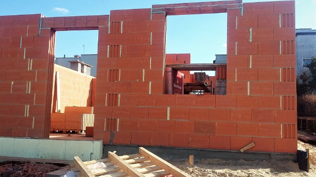 Budowa domu w ramach programu Mieszkanie PlusDomy jednorodzinne, powstające w ramach Mieszkania Plus, będą mogły być stawiane w technologii tradycyjnej, drewnianej albo z prefabrykatów.