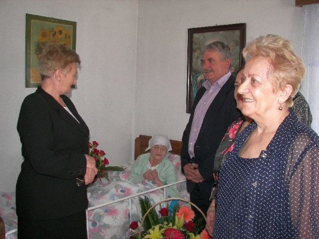 Pani Marianna Wieczorek na zdjęciu z najbliższą rodziną.