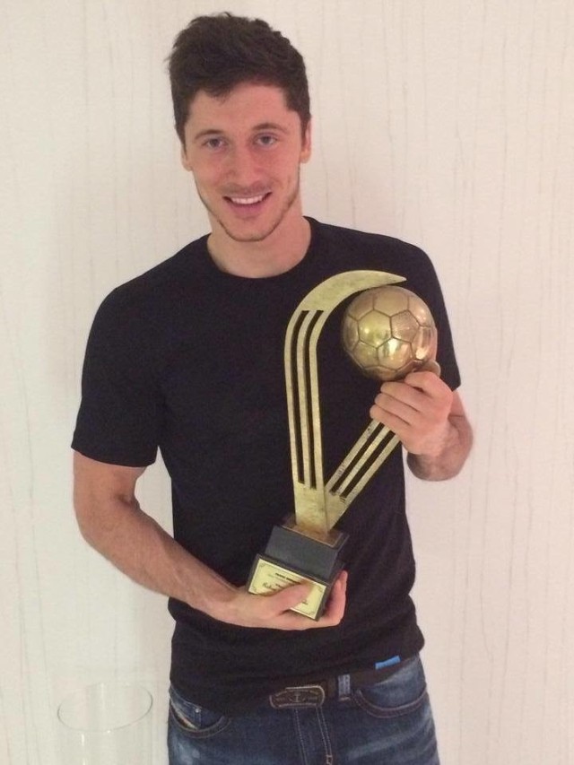 Robert Lewandowski ze statuetką Piłkarza Roku 2013