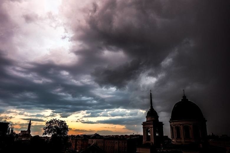 Intensywne opady deszczu z burzą nad woj. podlaskim....