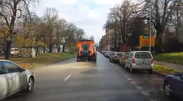 Piaskarka na pojawiła się na ulicach Szczecina, a śniegu na ulicach brak.