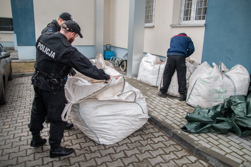 Ponad pół tony nielegalnego tytoniu zabezpieczyli policjanci...