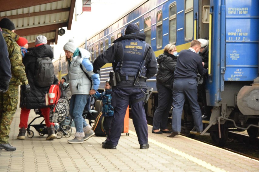 W piątek do Przemyśla docierały kolejne pociągi z uchodźcami...